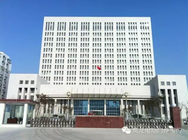 英龍機(jī)電電動(dòng)伸縮門安裝在汶上國(guó)防大廈大門口