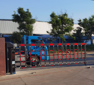 英龍智能空降道閘 雙重守護(hù)通行無憂 